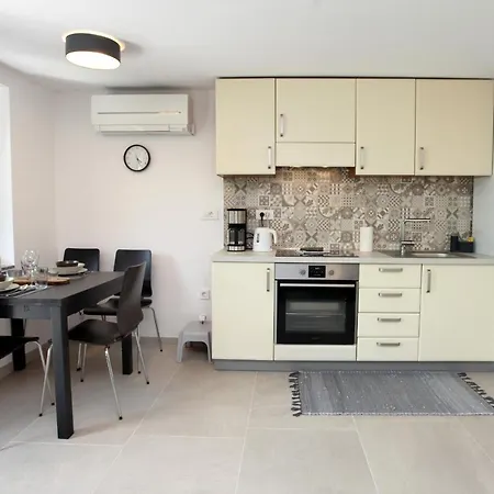 Modern Parenzana Izma * بورتوروز